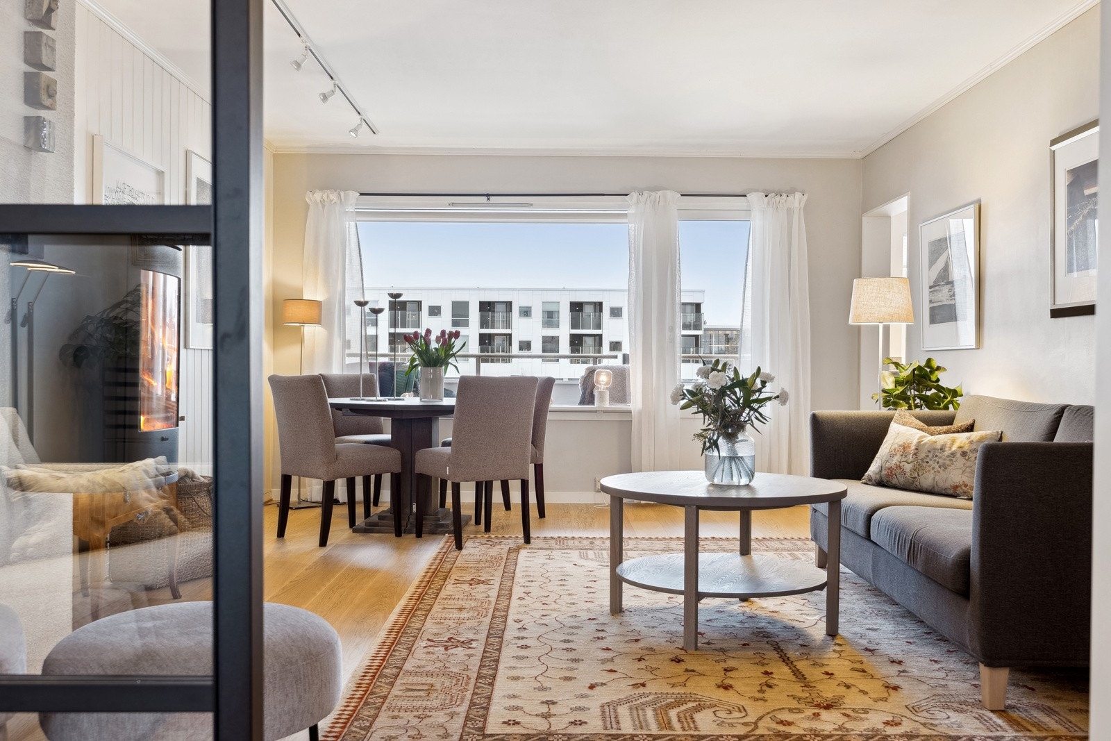 Utgang til romslig balkong fra stue, kan brukes som en fin forlengelse av stuen om sommeren. Galleribilde