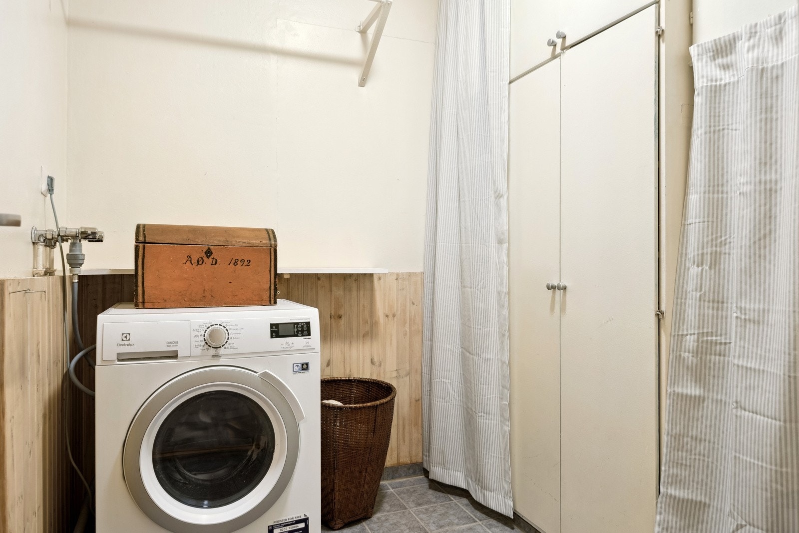 Leiligheten har også et praktisk separat vaskerom. Galleribilde