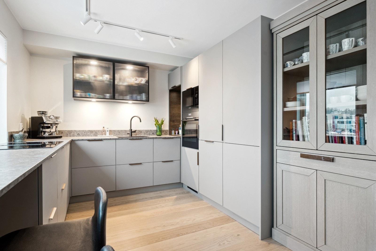 Leiligheten oppleves som moderne og har kvalitetskjøkken fra Kvik. Galleribilde