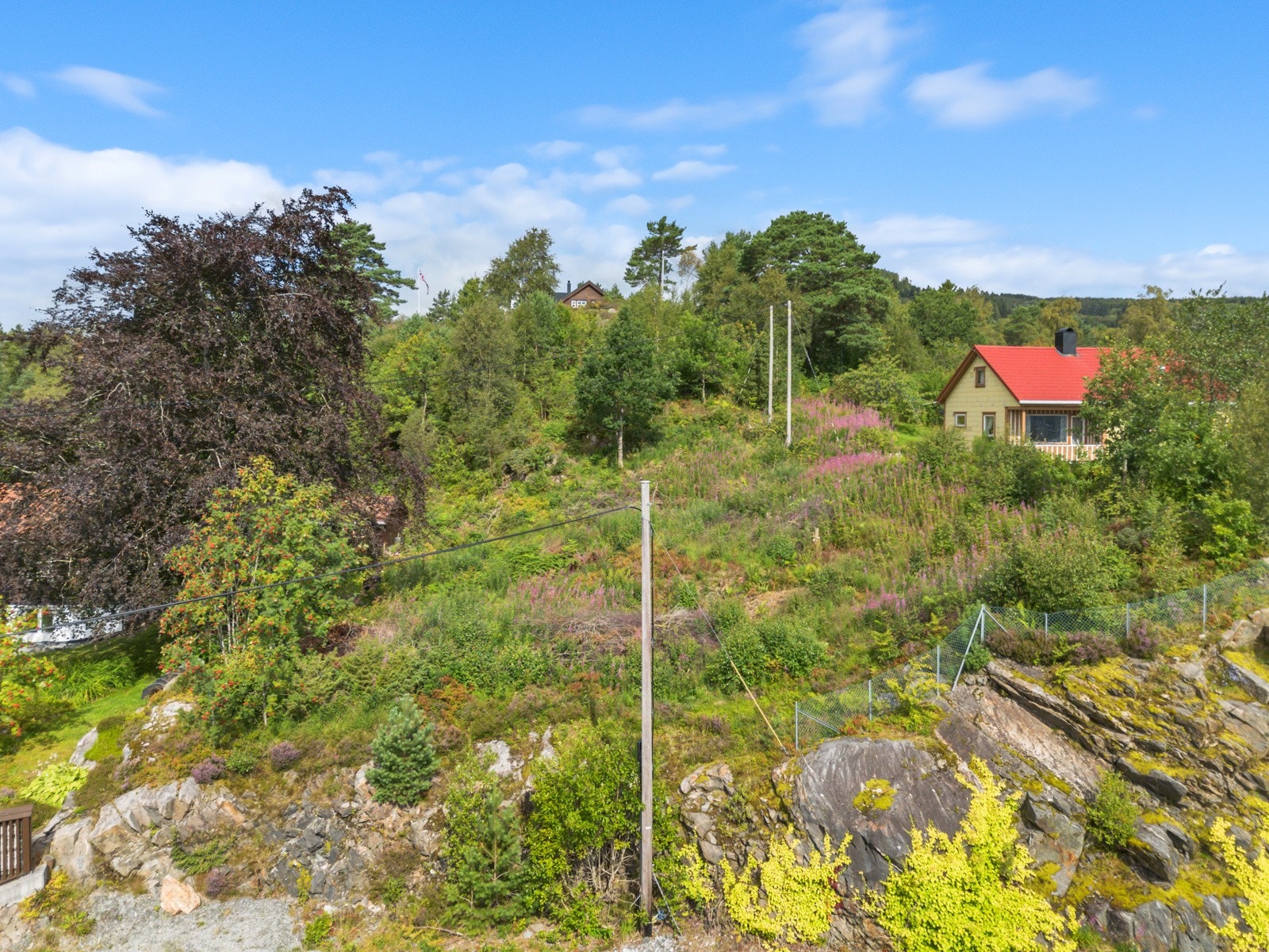 Eiendommen befinner seg innen gangavstand til alt av service-, fritids- og kollektivtilbud i Knarvik Galleribilde