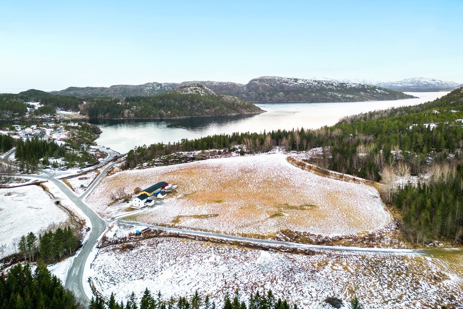 Ønsker du å bo nært på naturen, både skog og sjø, med mulighet for å utvikle eiendommen, ja da bør du se hit Galleribilde