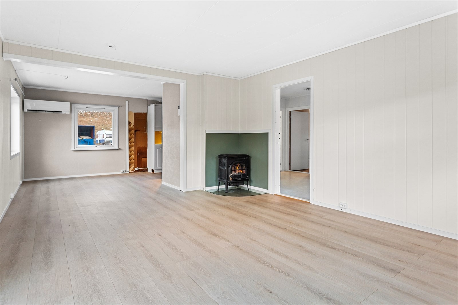 Boligen varmes opp ved hjelp av vedfyring, varmepumpe samt varmekabler på badet Galleribilde