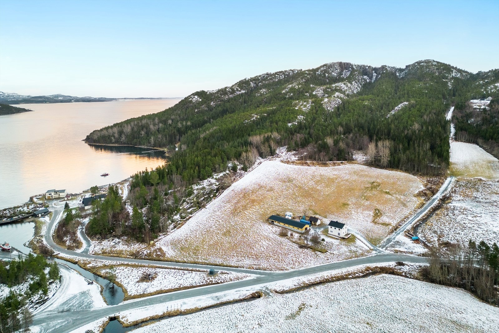 Eiendommen er på nesten 400 mål, hvor i underkant av 100 mål er regulert inn for fritidstomter Galleribilde