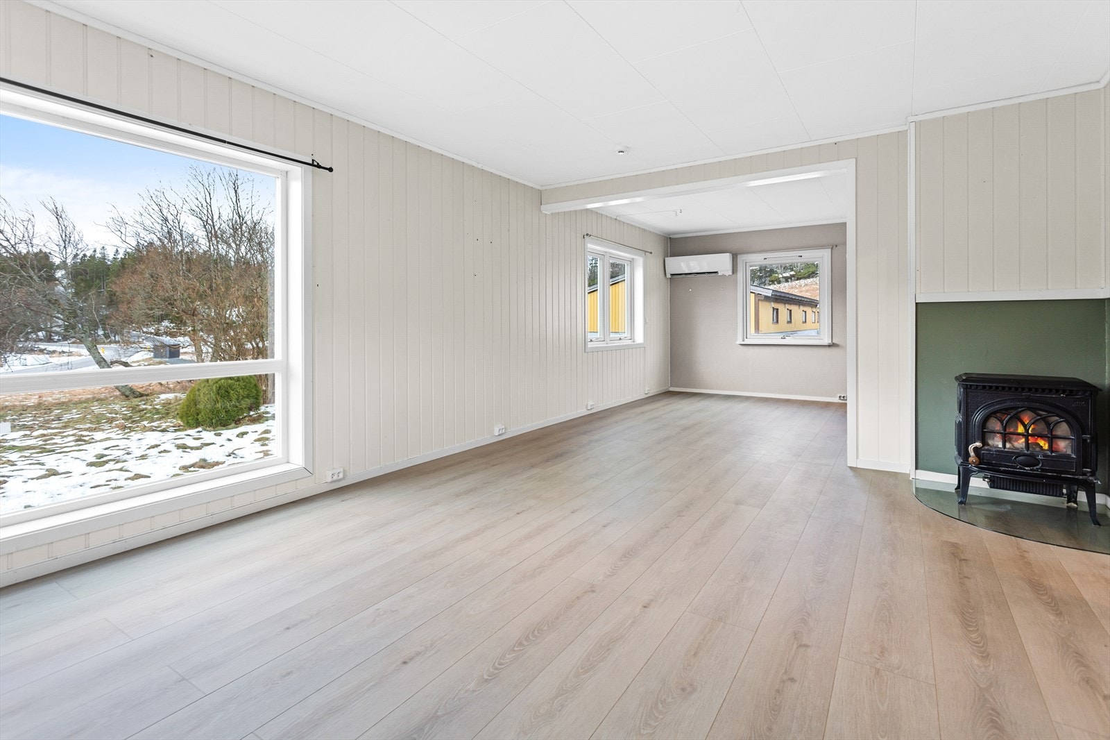 Den lange ytterveggen på stua er skiftet, samt etterioslert og det er satt inn nye vinduer på den veggen, det er lagt MDF plater samt laminatgulv her inne Galleribilde