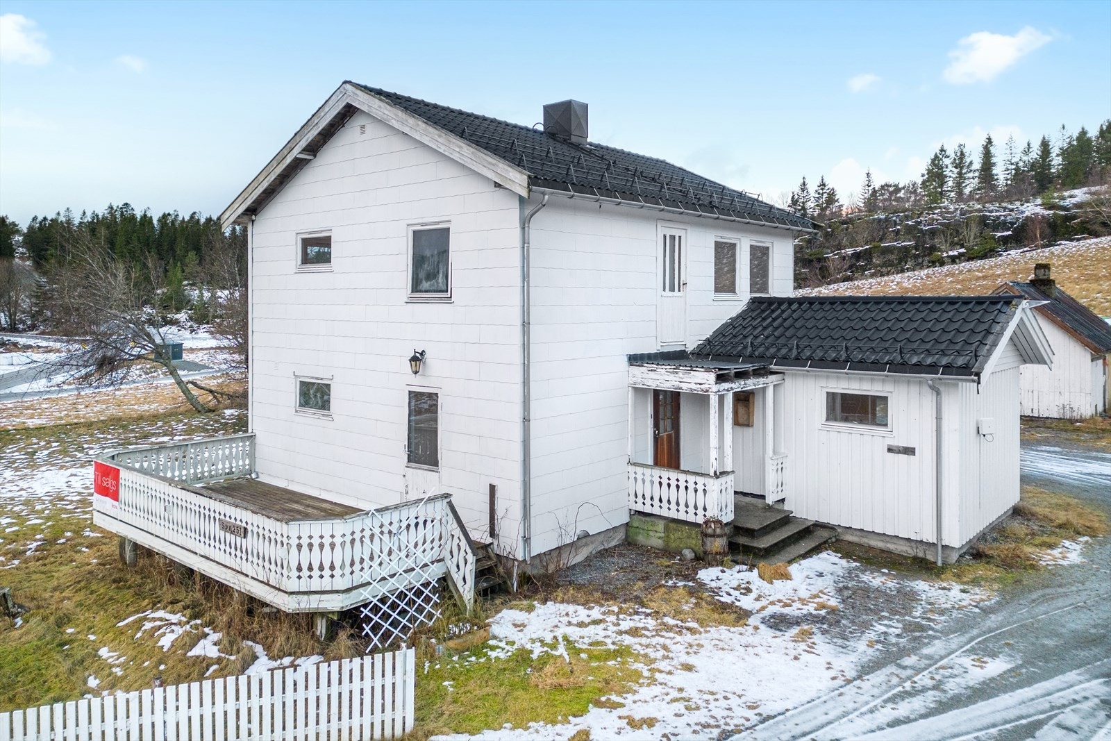 Boligen er fra 1957, ligger fint til, er romslig, og har behov for renovering Galleribilde