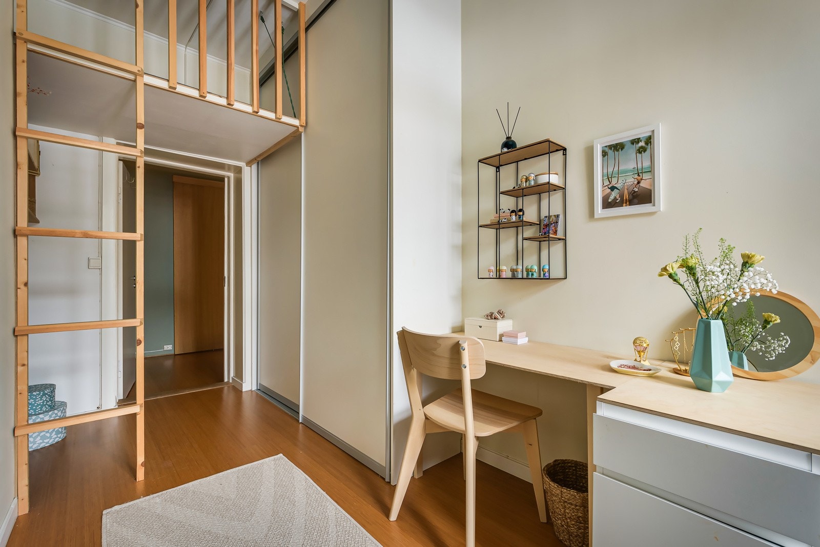 Den gode takhøyden er utnyttet med en praktisk hems. Galleribilde