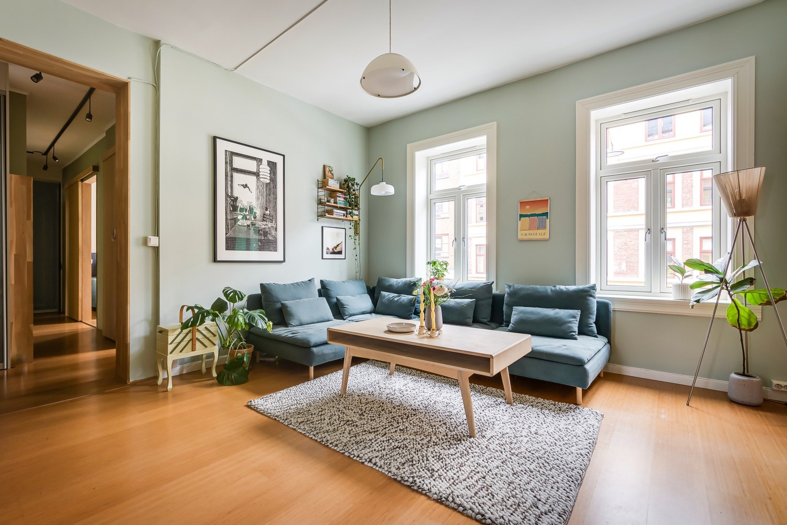 Stuen er det naturlige oppholdsrommet i leiligheten, og er et stort, lyst og veldig fint rom. Takhøyde på hele 2,9m hører med en klassisk leilighet som dette. Galleribilde