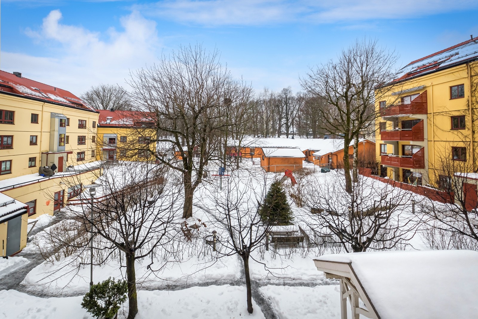 Balkongen vender ut mot den hyggelig og frodige bakgården. Galleribilde