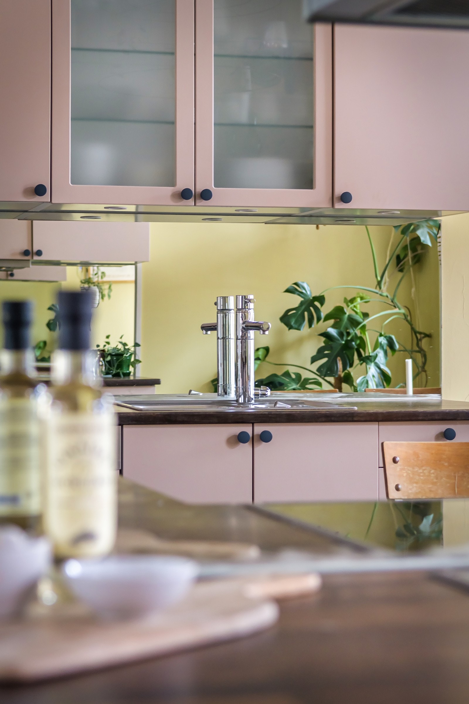 Nydelig detalj med speilflater i benkeryggen og oppgradert i 2022/24 med belysning i kjøkkeninnredning. Galleribilde