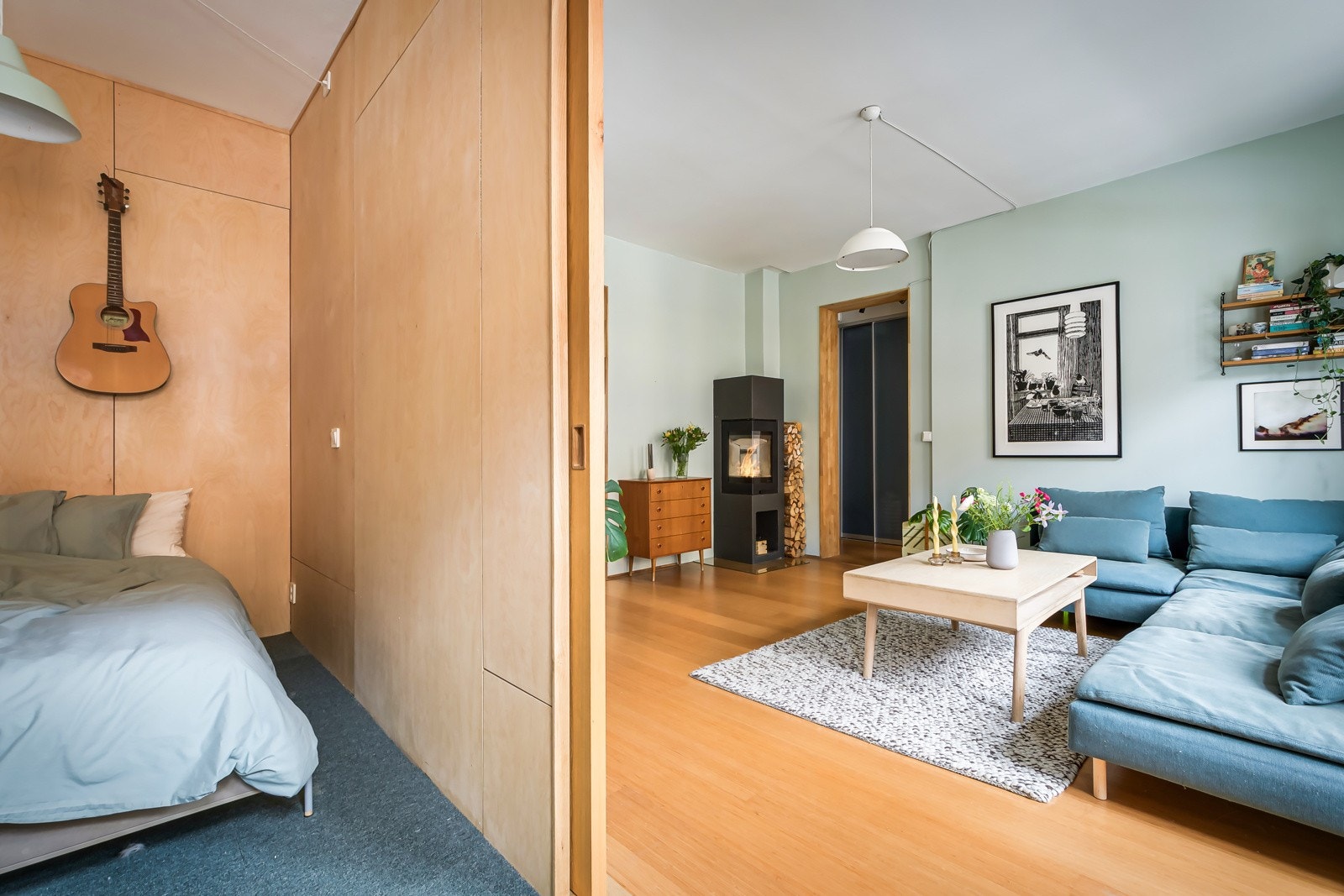 Soverom 3 ligger i en fin delvis åpen løsning med stuen, men kan adskilles med skyvedører. Galleribilde