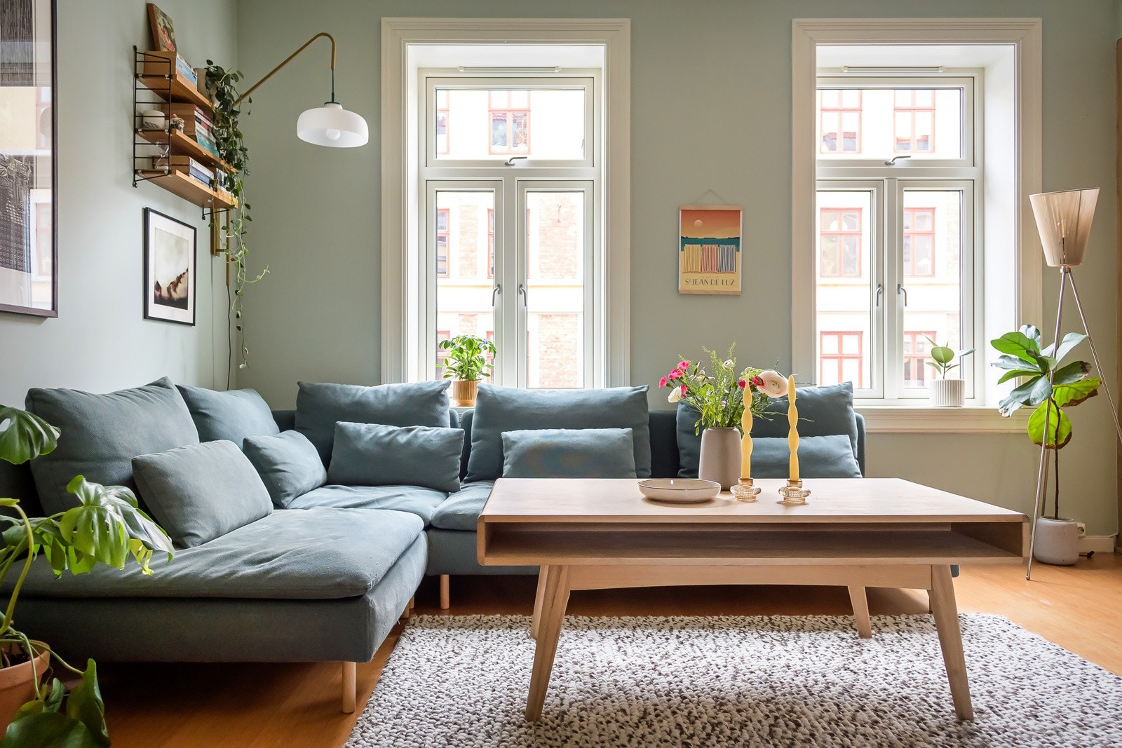 De store klassiske vindusflatene slipper inn rikelig med naturlig lys. Nyttig info er at alle vinduene i leiligheten har 3-lags glass fra 2020, og dype vinduskarmer som er perfekte for planter og dekor. Galleribilde