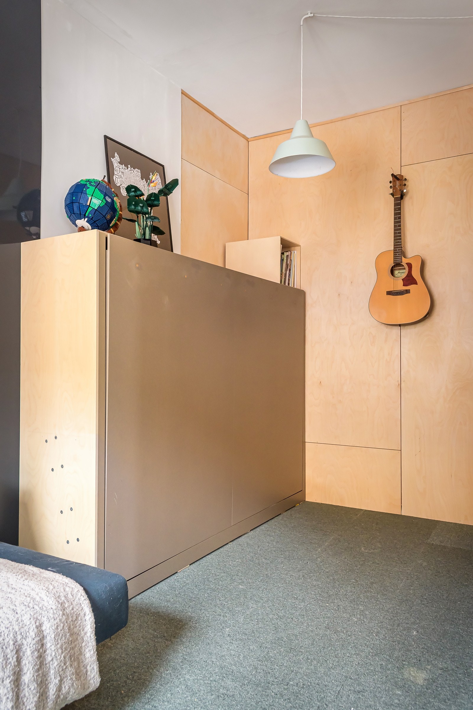 Soverommet har lunt teppegulv og treplater fra 2020 på veggene. Galleribilde