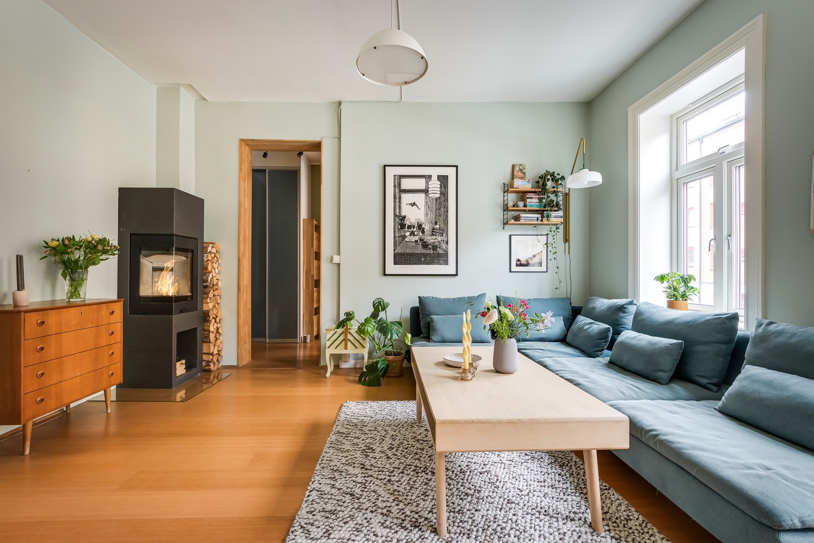 I det ene hjørnet av stuen er det montert en flott, rentbrennende peisovn (montert i 2016/17). Galleribilde