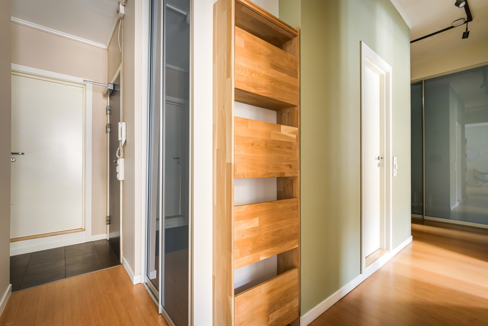 Smarte løsninger med mye oppbevaringsplass i leiligheten, i tillegg disponereres som tidligere nevnt totalt 3 boder. Galleribilde