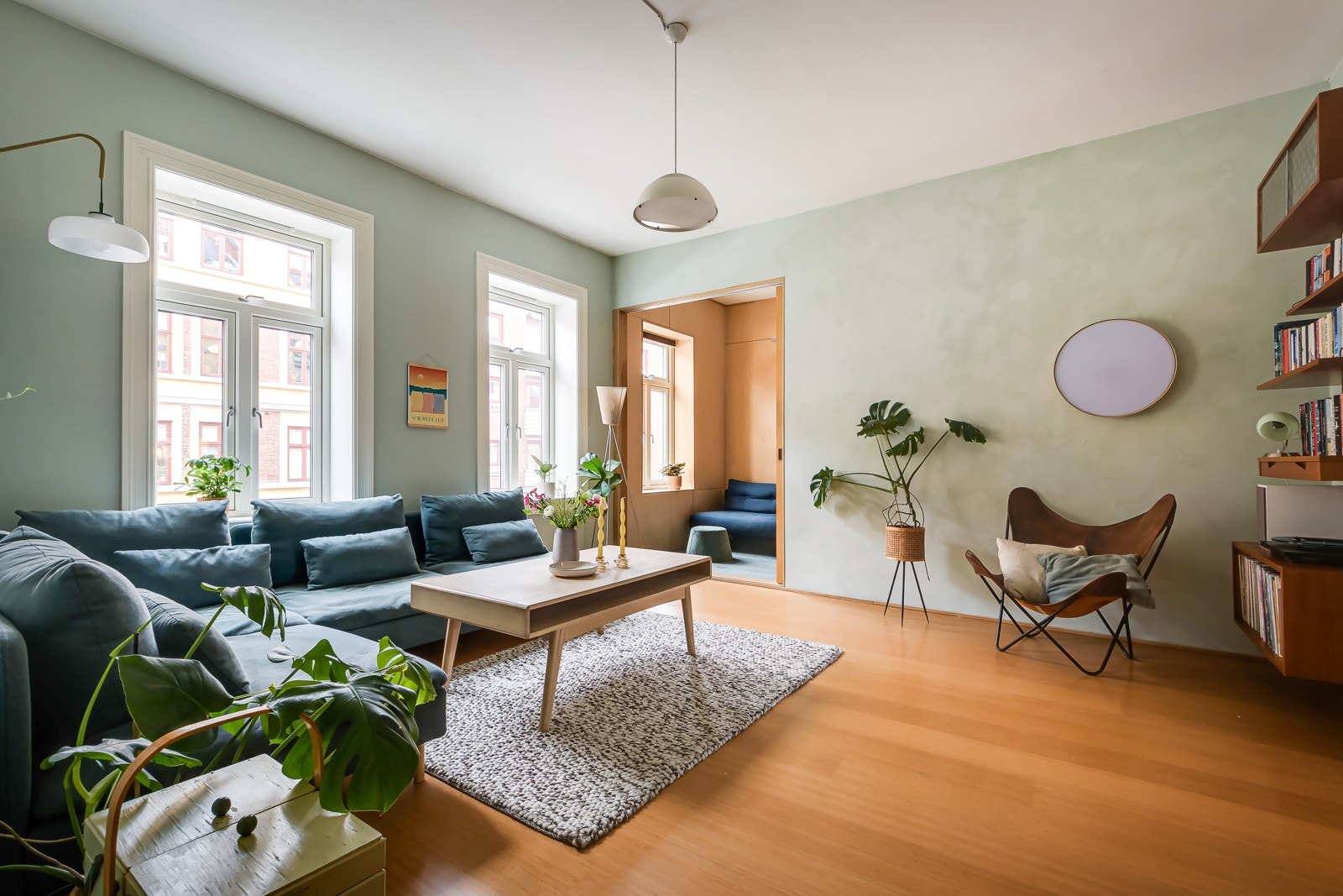 I oppgangen er det kun en leilighet i hver etasje og i denne leiligheten kan vi skryte av blant annet en gjennomgående og innholdsrik planløsning med hele 4 soverom og 2 pent oppussede baderom. Galleribilde