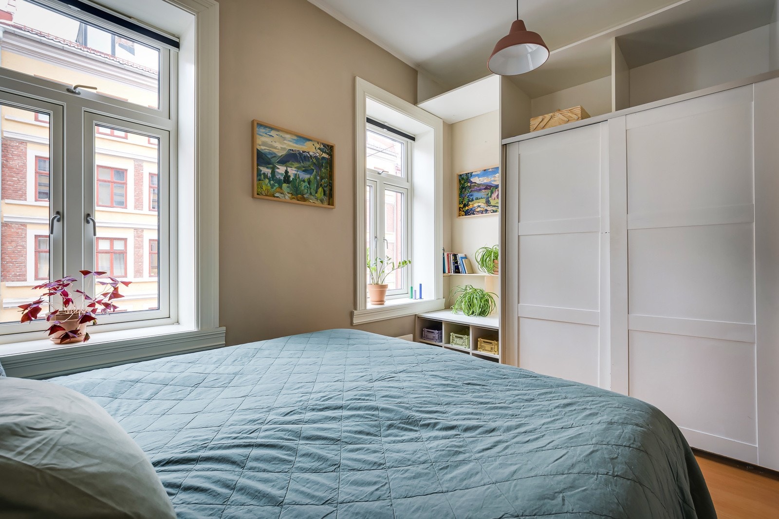 God oppbevaringsplass i medfølgende skyvedørsgarderobe, i tilegg til åpne hyller som strekker seg helt opp til taket. Galleribilde