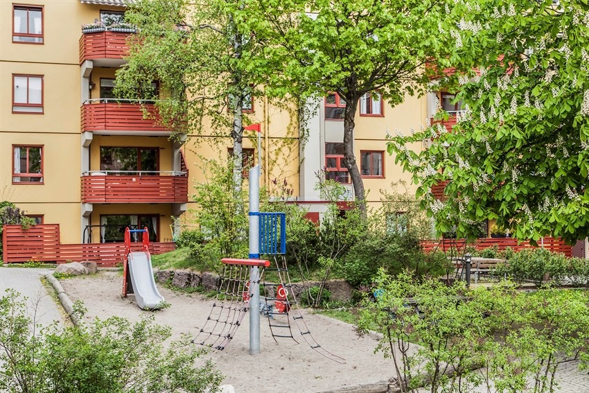 Flotte trær som gir sval skygge om sommeren og fine høstfarger om høsten. Galleribilde