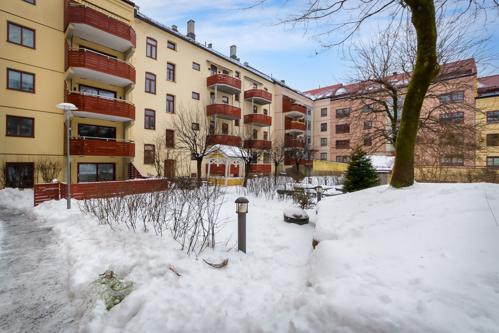 Som beboer i borettslaget har man også tilgang til fellesvaskeri i nabooppgangen. Garasjeleie (også med elbil-ladere) etter venteliste (ledige plasser pt.). Galleribilde