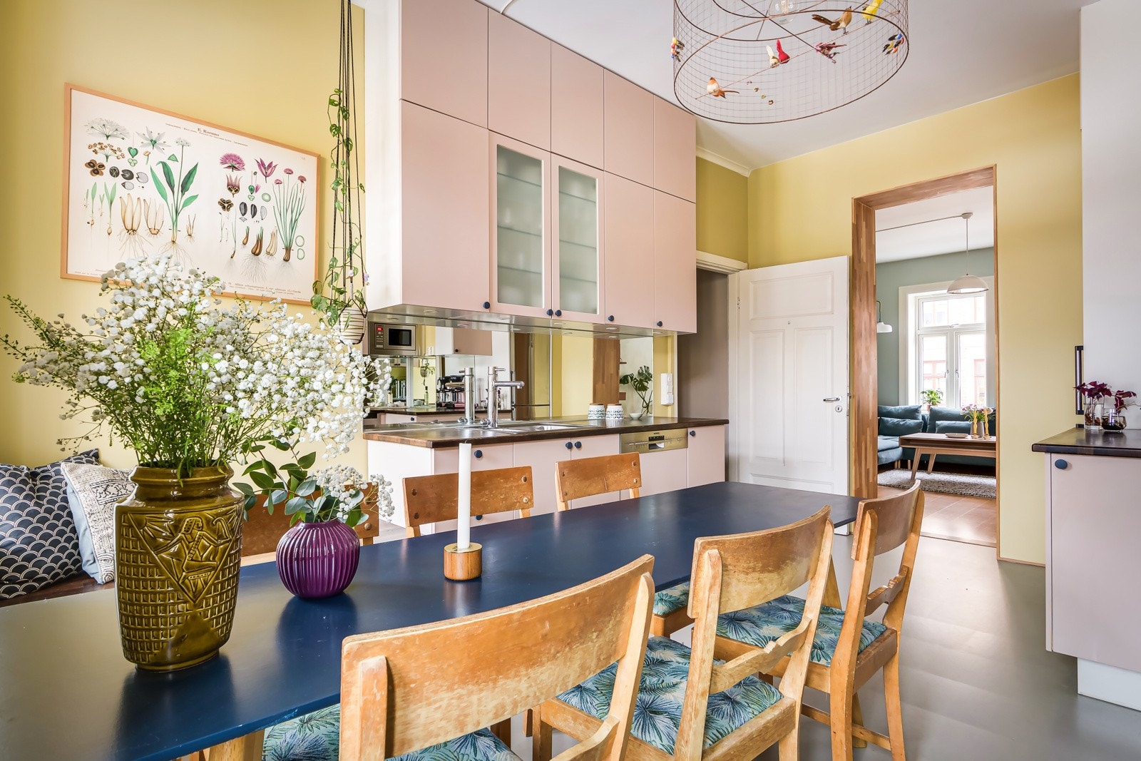 Den store åpningen mellom stue og kjøkken, binder de to rommene sammen. Galleribilde