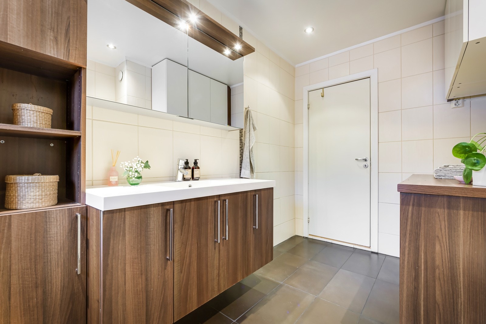 Baderommet har pene fliser på gulv og vegger, deilig gulvvarme og downlights i himlingen. Galleribilde