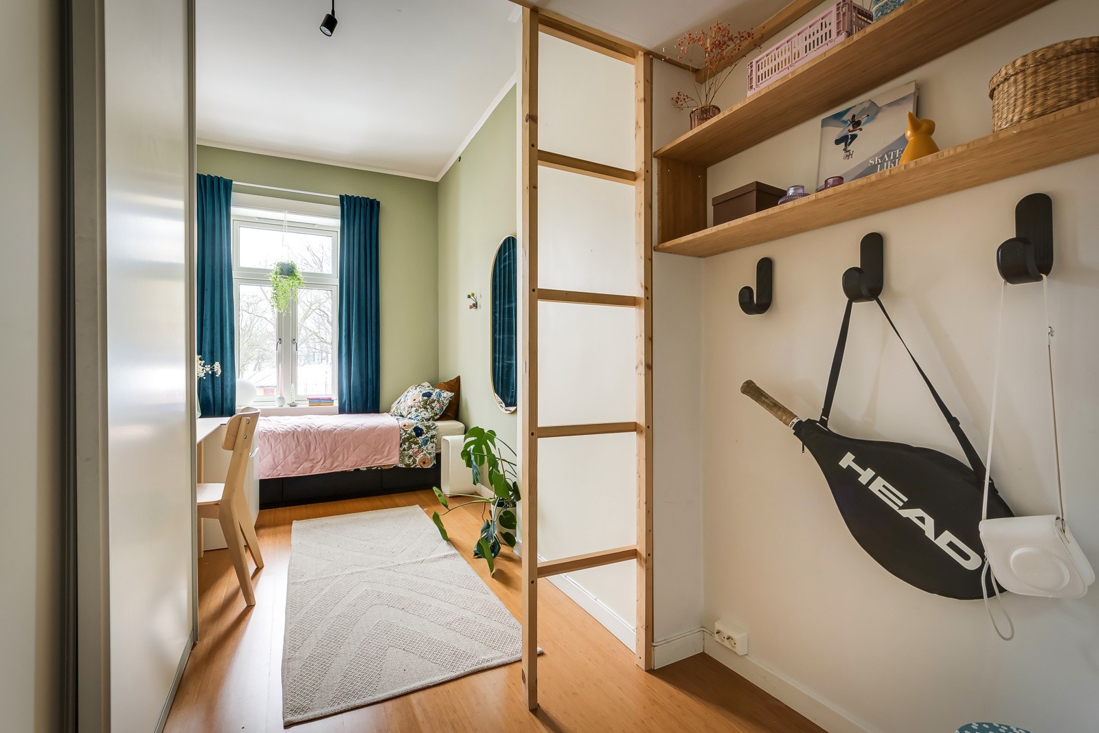 Soverom 2 er av generøs størrelse og er optimalt innredet med smarte løsninger. Galleribilde