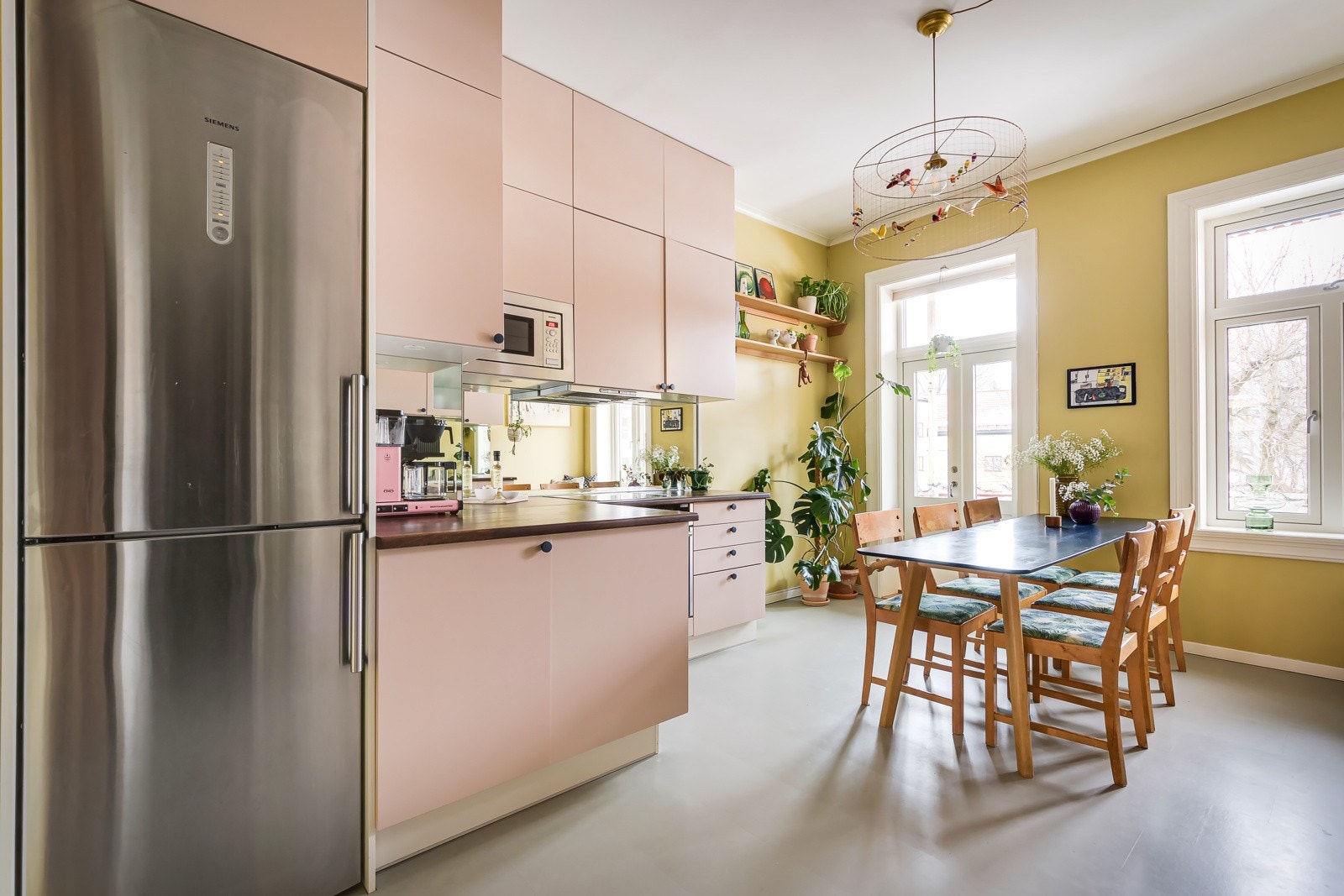 Kjøkkenet er fullt utstyrt med medfølgende hvitevarer som stekeovn, kokeplatetopp, mikrobølgeovn, oppvaskmaskin og kjøleskap med frysedel. Kullfiltervifte. Galleribilde