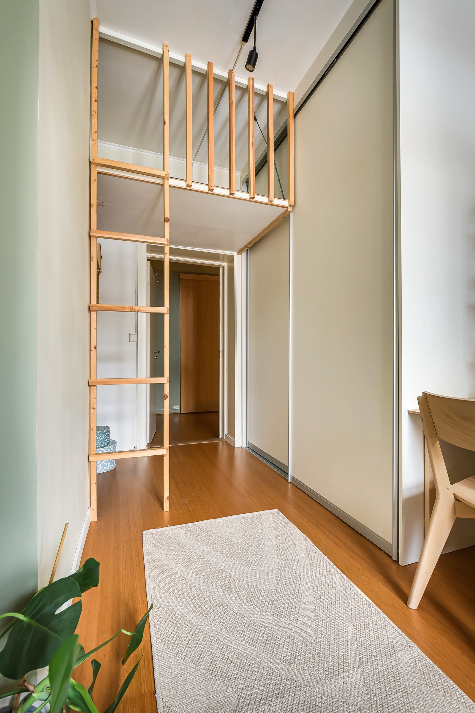 Det er også rikelig med oppbevaringsplass i plassbygget skyvedørsgarderobe. Galleribilde