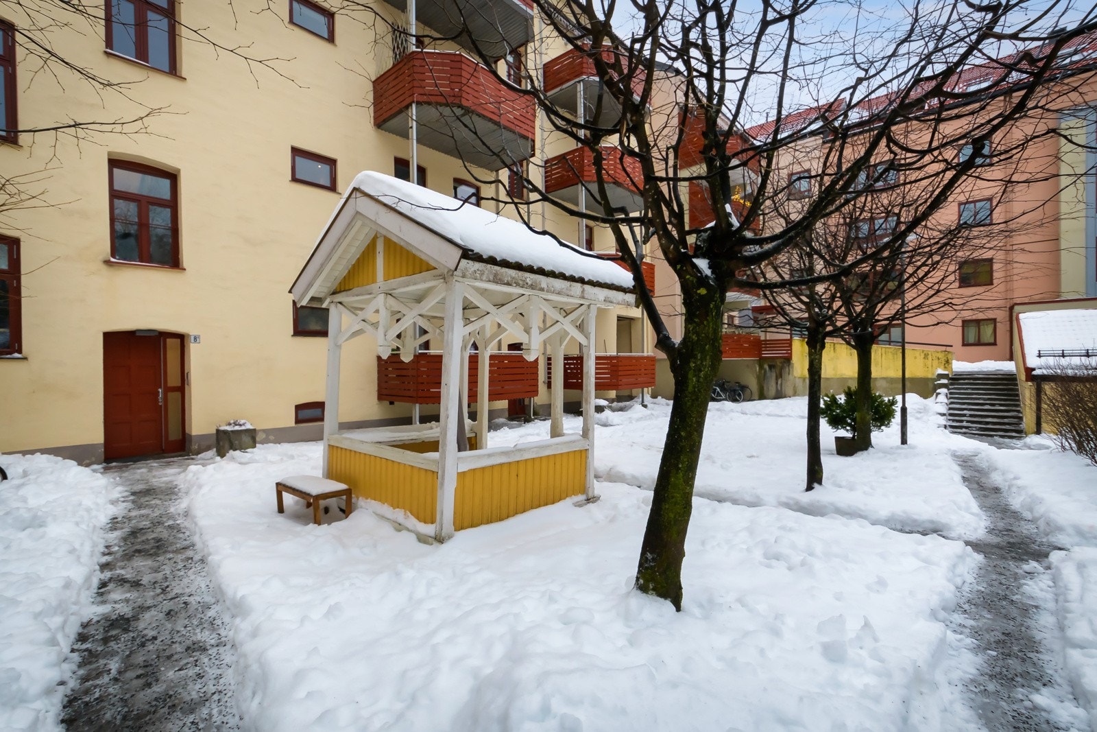 Tomten er fellesareal. Koselig bakgård med store grøntarealer, sittegrupper og lekeapparater. Galleribilde