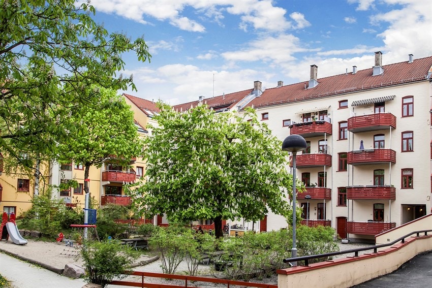 Gangarealer med belegningsstein. Direkte adkomst fra bakgården til fine Bjølsenparken. Galleribilde