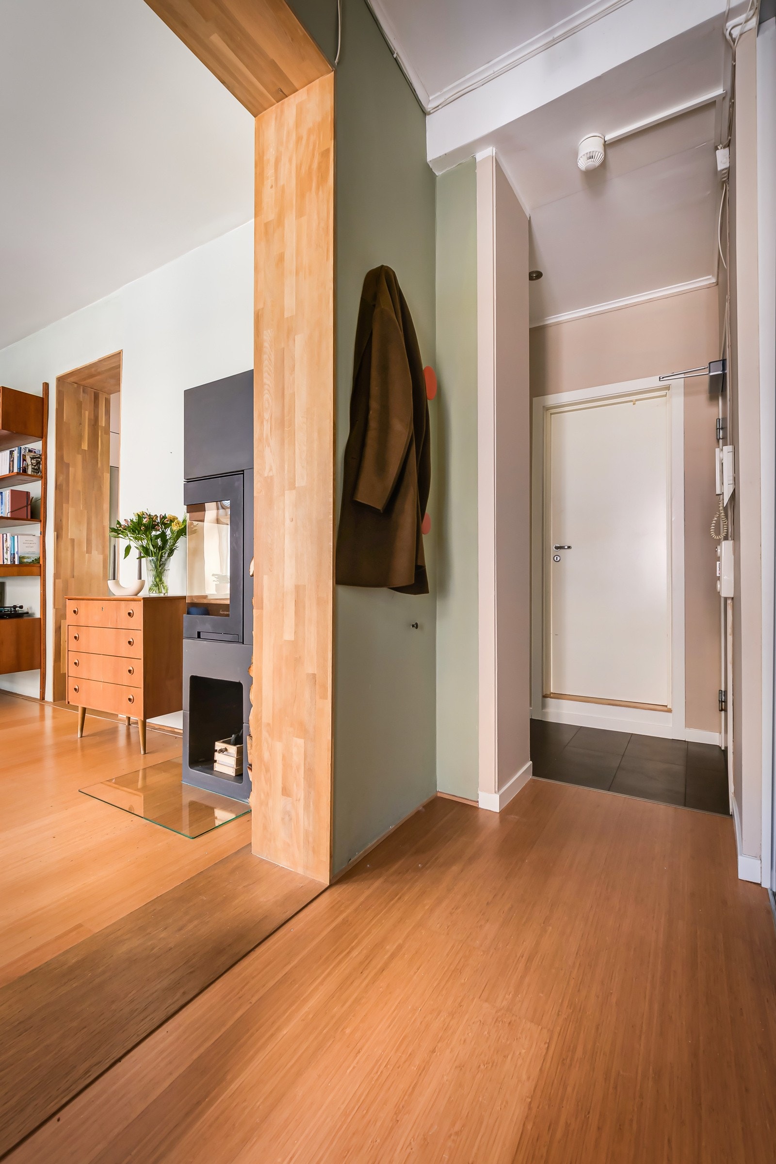 Pen enstavs parkett på gulv og fliser med gulvvarme i entréen. Galleribilde