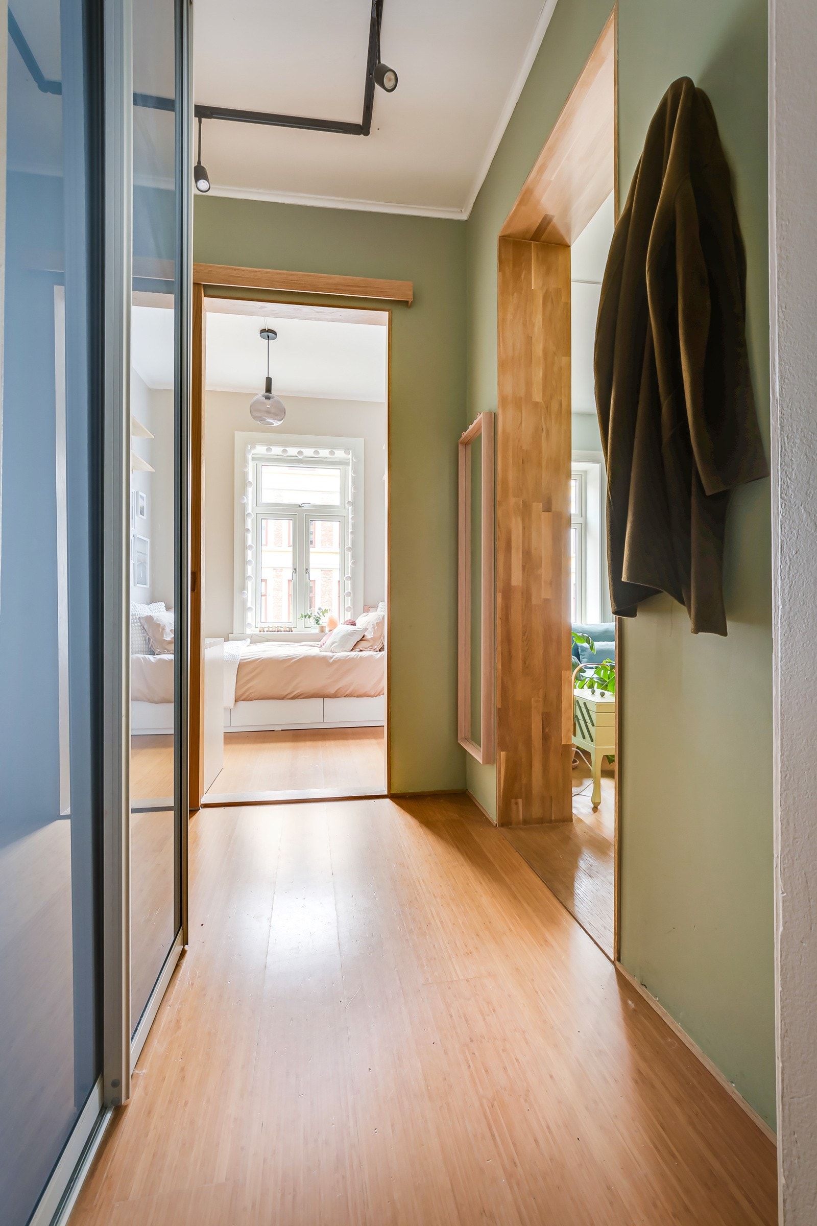 Videre inn i gangen det rikelig med oppbevaringsplass i romslige skyvedørsgarderober. Galleribilde