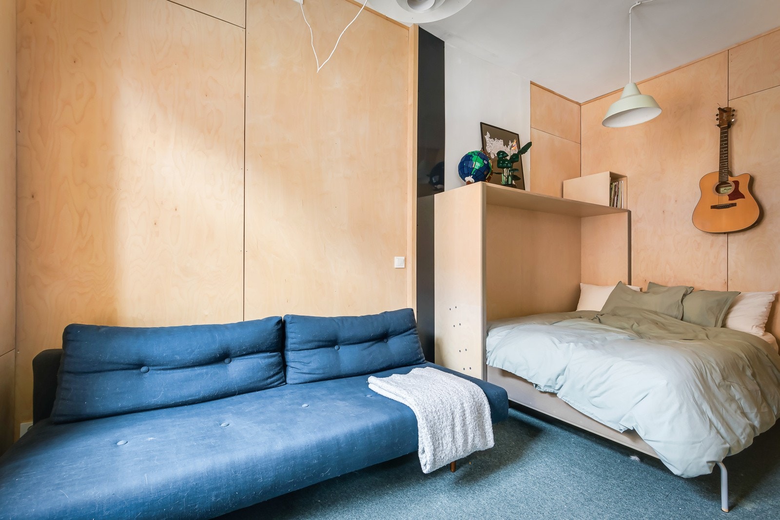 Det er også plass til en sofa i tillegg til sengen, som gjør at soverommet kan fungere som en tv-stue også. Telia er borettslagets leverandør av kabel-TV og bredbånd (internett er inkludert i de månedlige felleskostnadene). Galleribilde