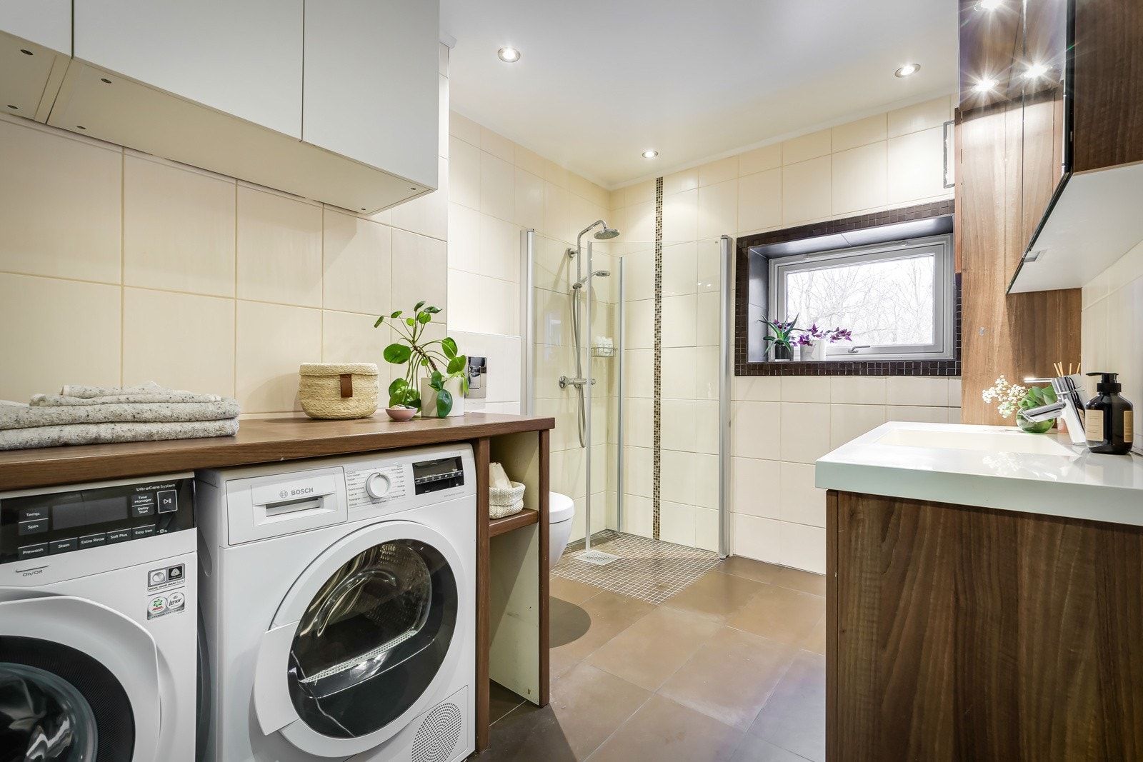 Leiligheten inneholder et stort bad/vaskerom og et mindre baderom 2. Begge baderommene er pent oppusset i 2010. Galleribilde