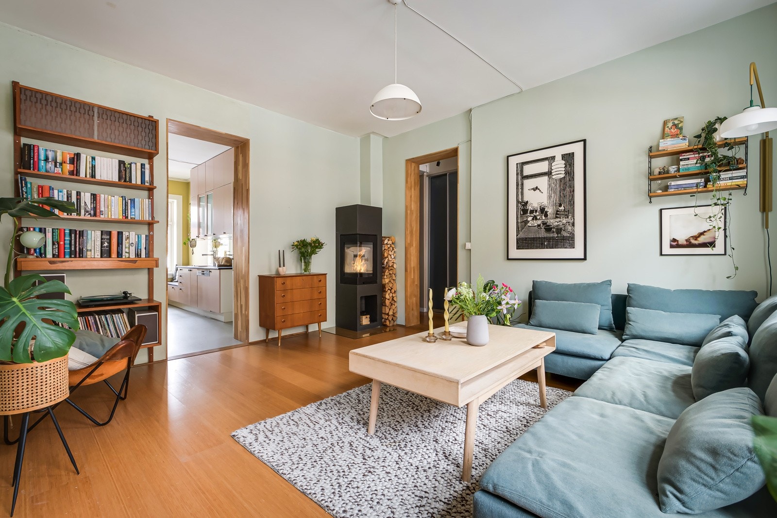 God standard med pen bambusparkett på gulv og glatte overflater malt i en tidløs og fin kalkmaling. Galleribilde