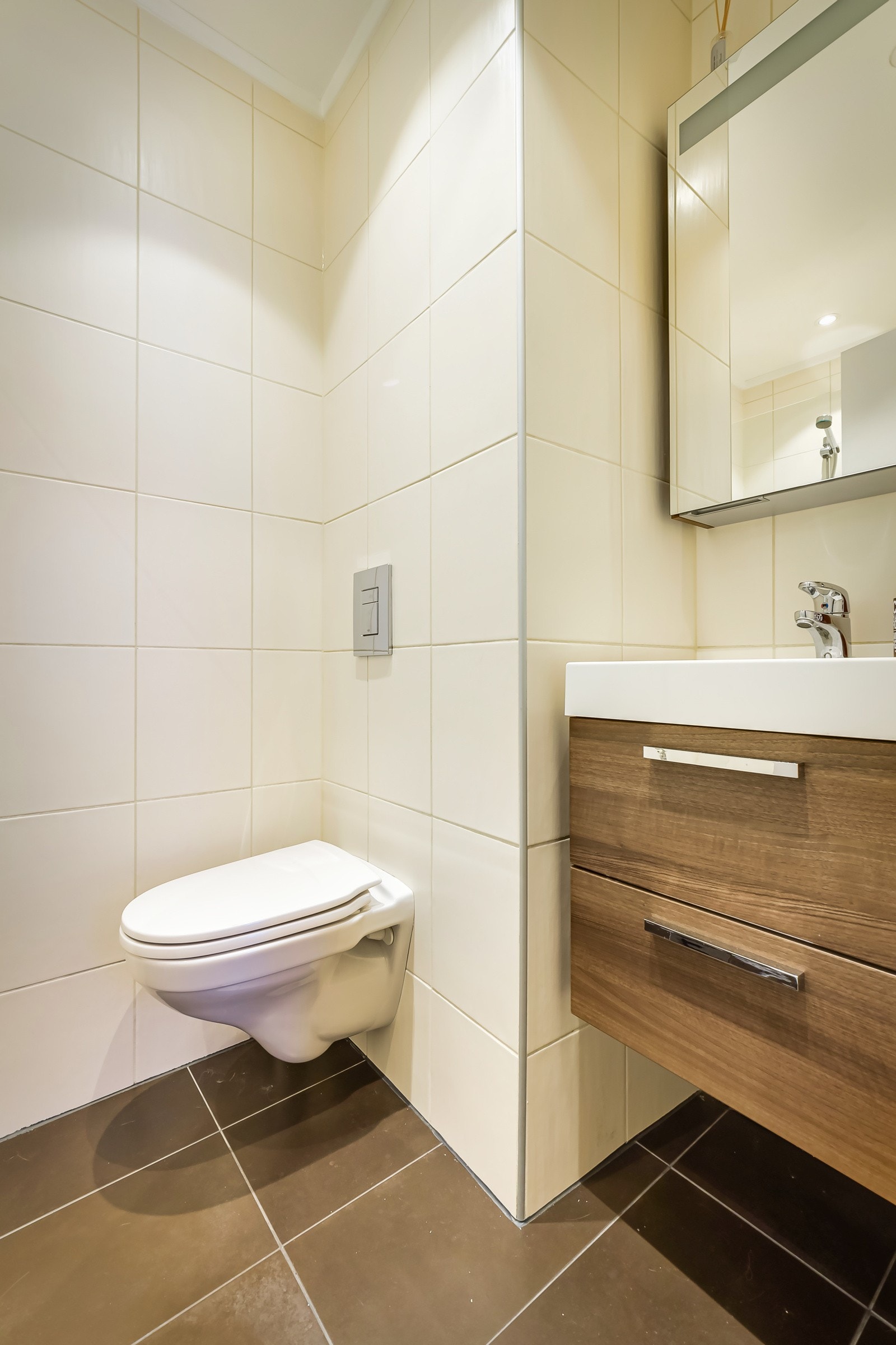 Baderom 2 er et mindre baderom som også ble pusset opp i 2010. Baderommet har pene fliser på gulv og vegger samt deilig gulvvarme. Oppgradert i 2022 med nye spotter og dimmer til downlights. Galleribilde