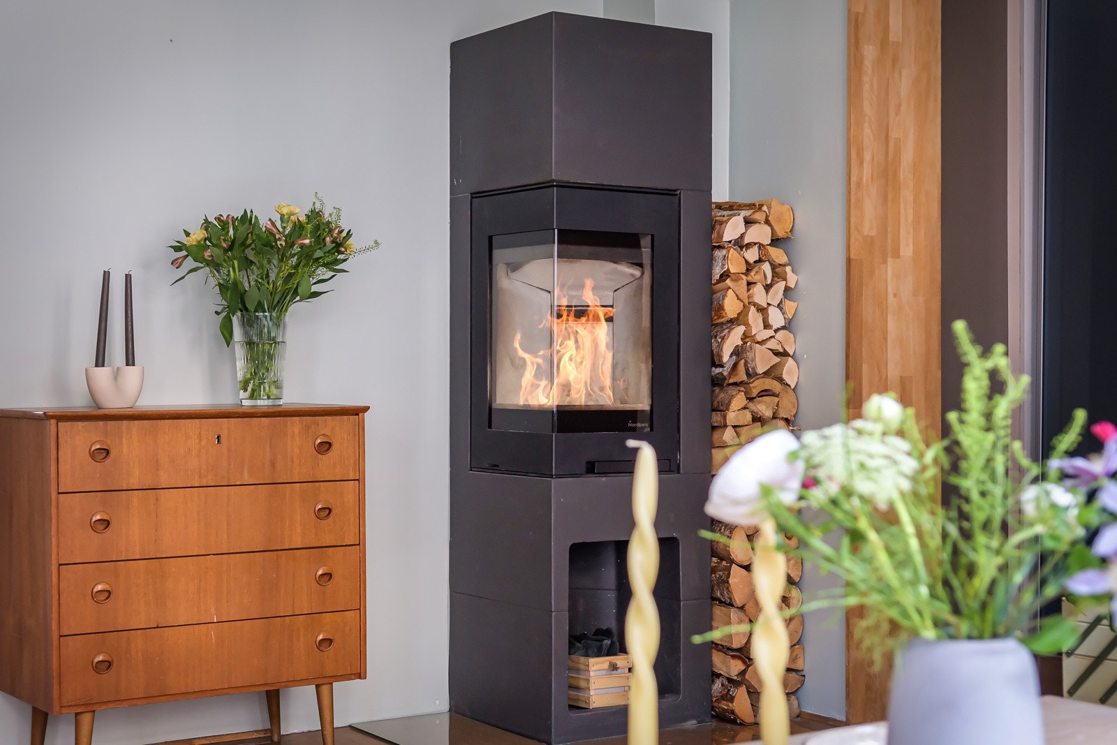 Peisovnen gir både god varme, og bidrar til ekstra hygge kaldere høst- og vinterdager. Galleribilde