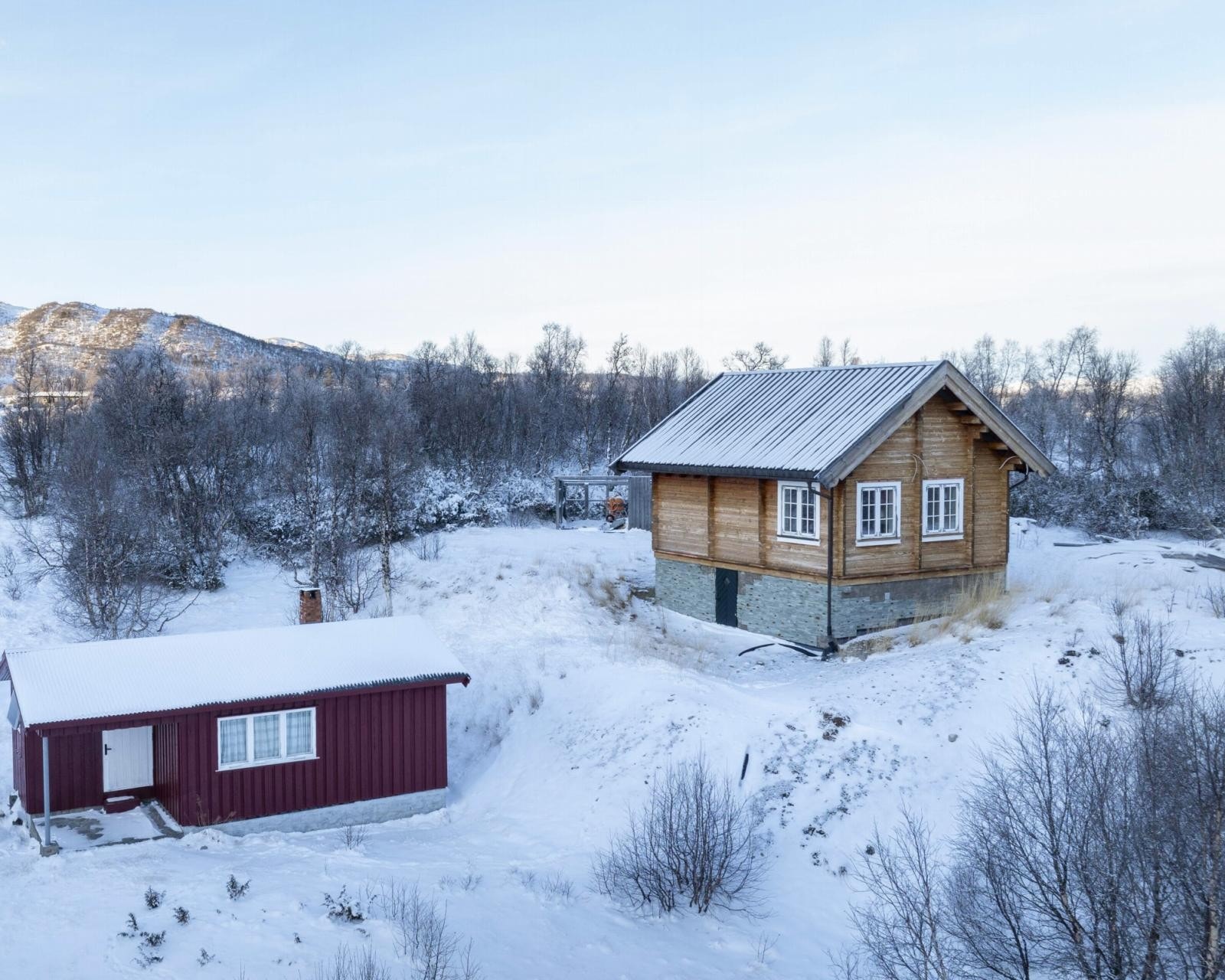 Hytta "Utsikten" er av nyere dato, mens hytten "Fjellro" i rødt er eldre Galleribilde