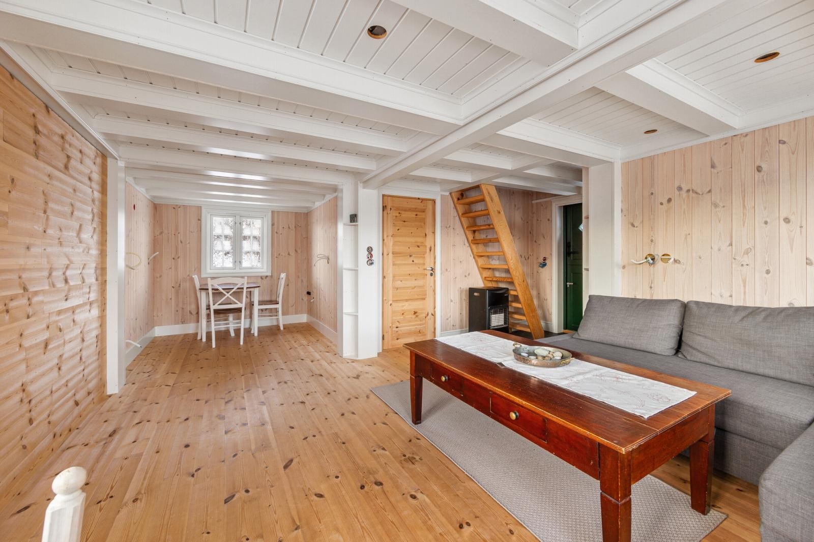 Stue og kjøkkenkrok i "Utsikten". Kjøkkenet er ikke ferdigstilt Galleribilde