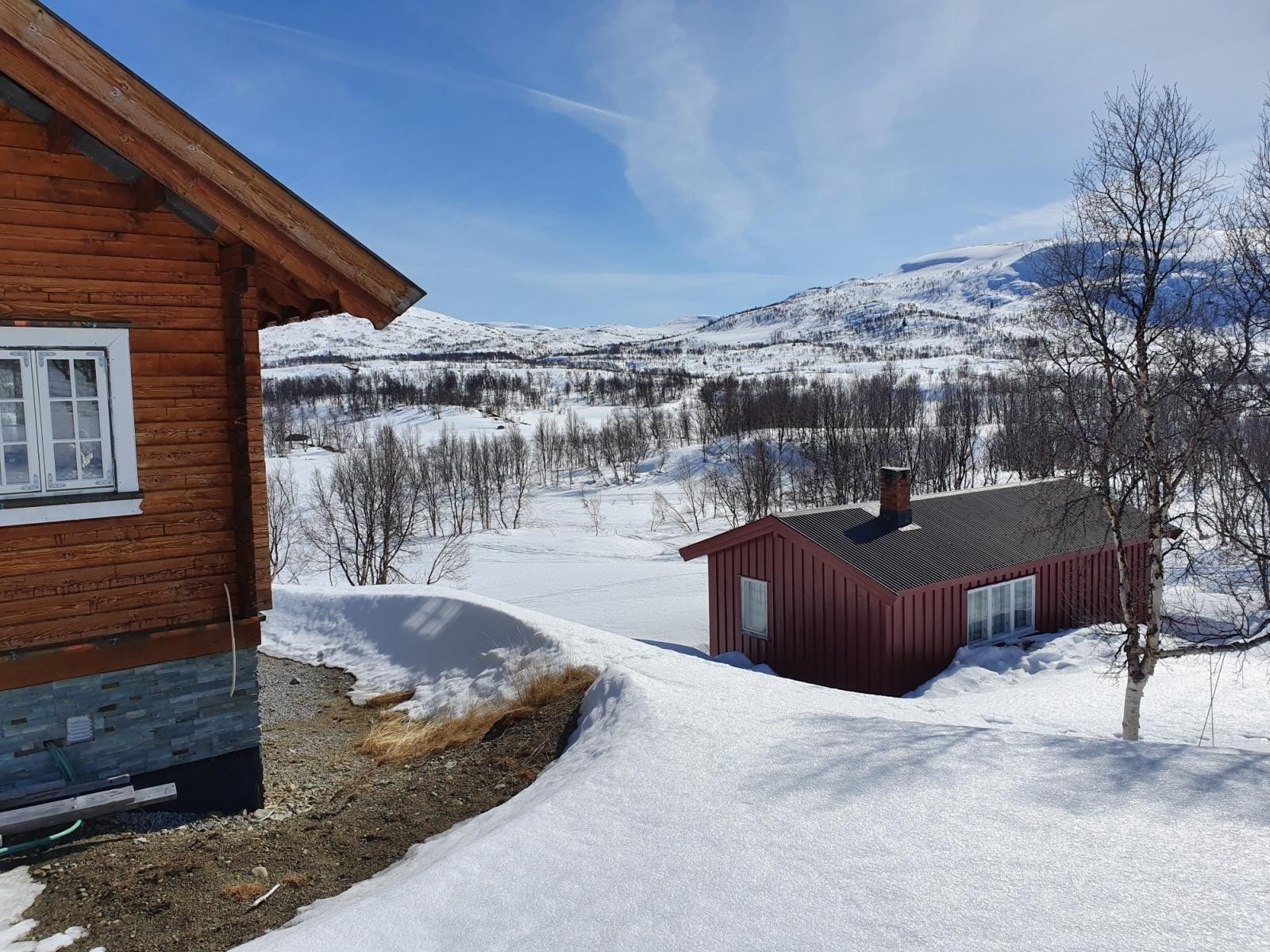 Eiendommen består av to hytter Galleribilde