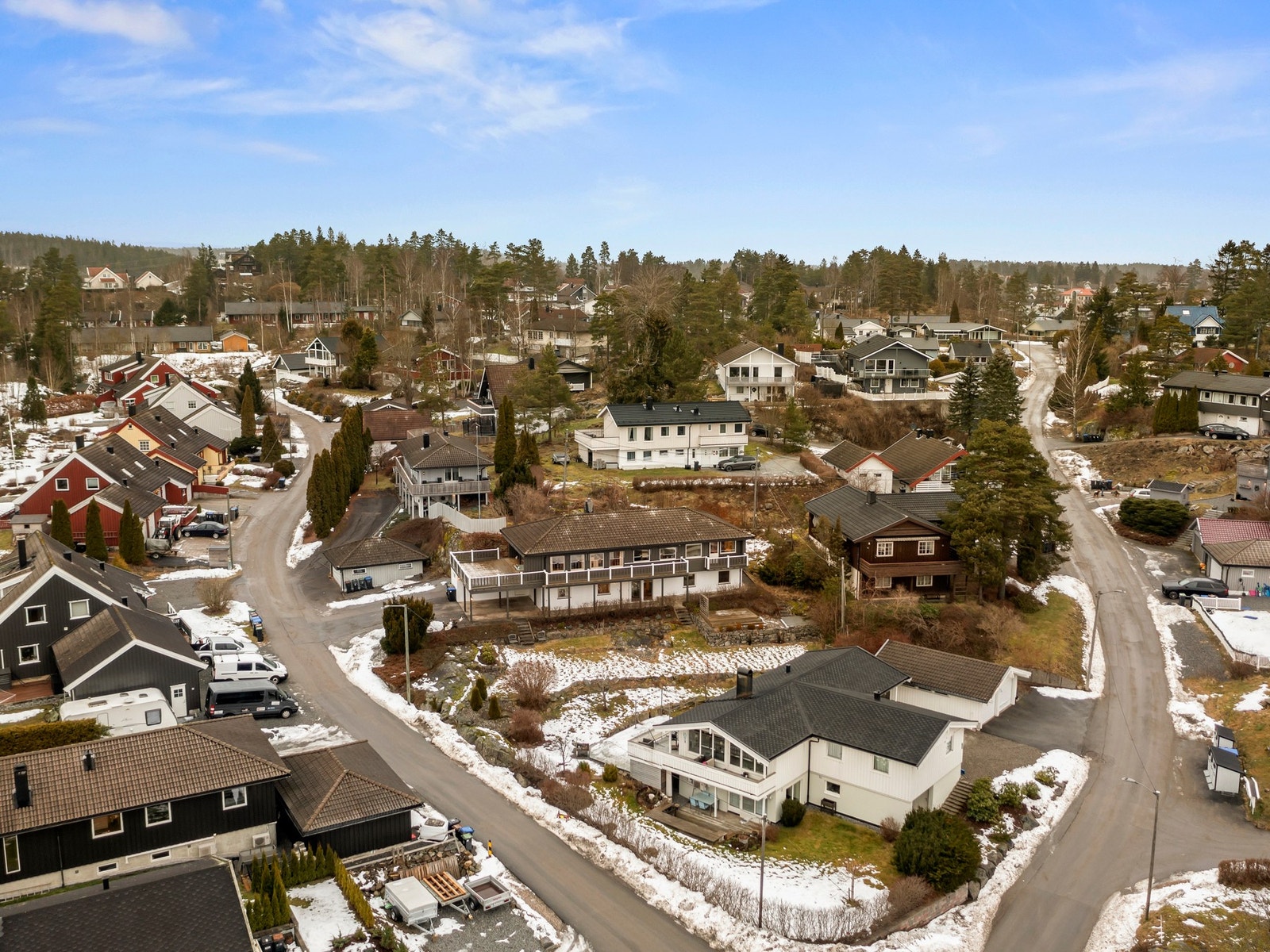 Fra boligen er det gåavstand til barnehage, barne- og ungdomsskole. Galleribilde