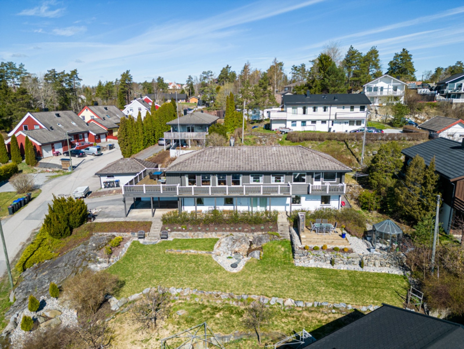 Stor og innholdsrik enebolig med hybeldel i underetasjen. Galleribilde