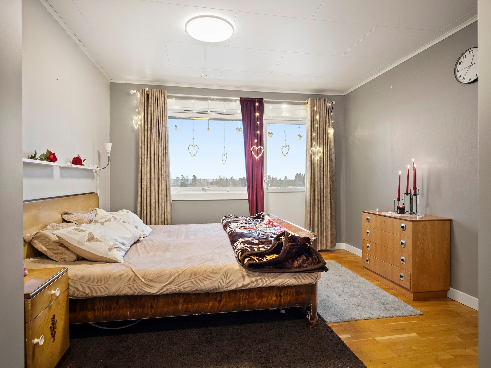 Hovedsoverom med god plass til dobbeltseng, nattbord og oppbevaringsmøblement. Utgang til balkong. Galleribilde