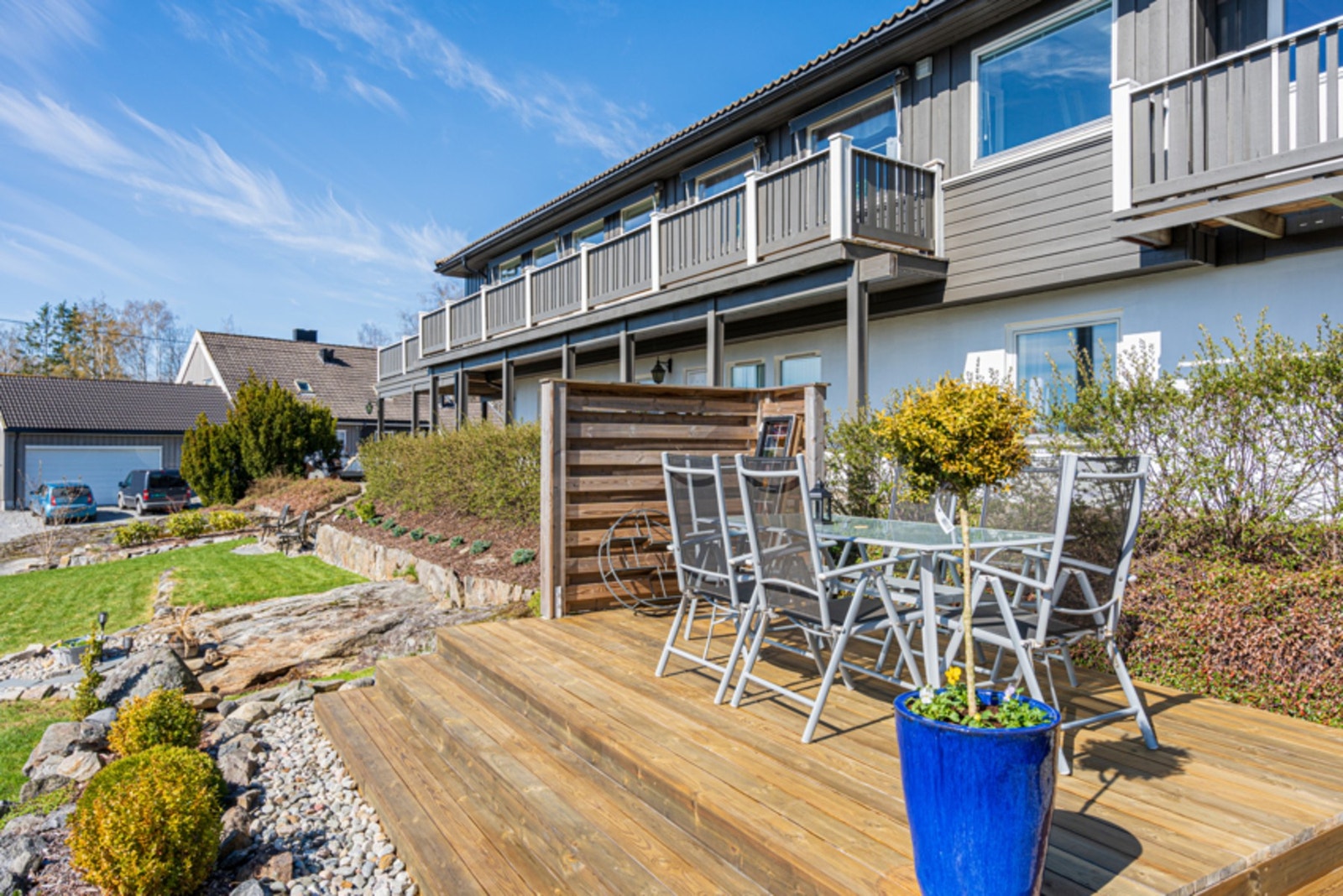 Solrik frittstående markterrasse. Galleribilde