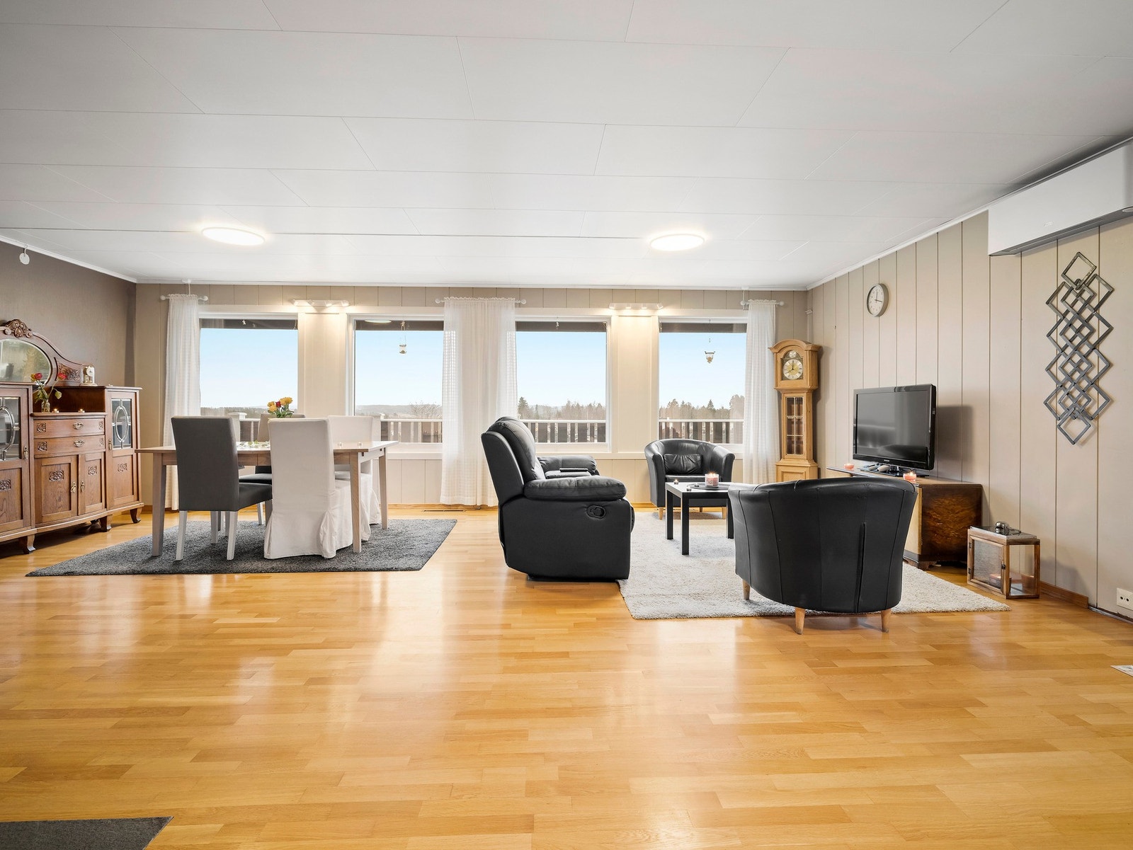 Fra stuen er det utgang til solrik terrasse på ca. 50 kvm. Galleribilde