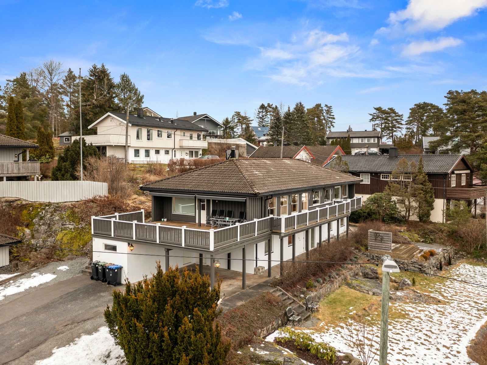 Eiendommen ligger i et stille og veletablert boligområde på Vollfeltet i Skiptvet. Galleribilde