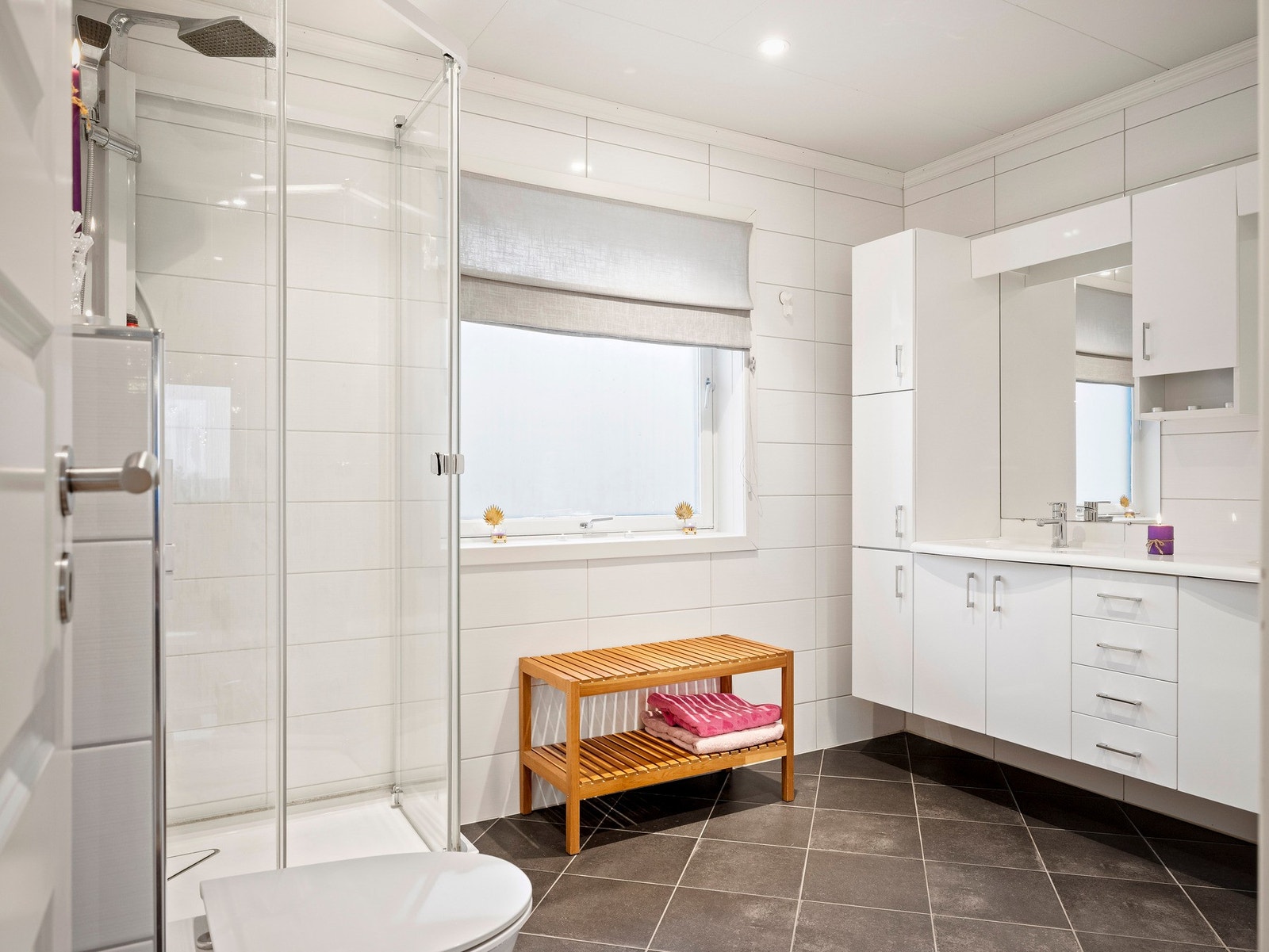 Helfliset i moderne fargetoner med varmekabler i gulv. Galleribilde