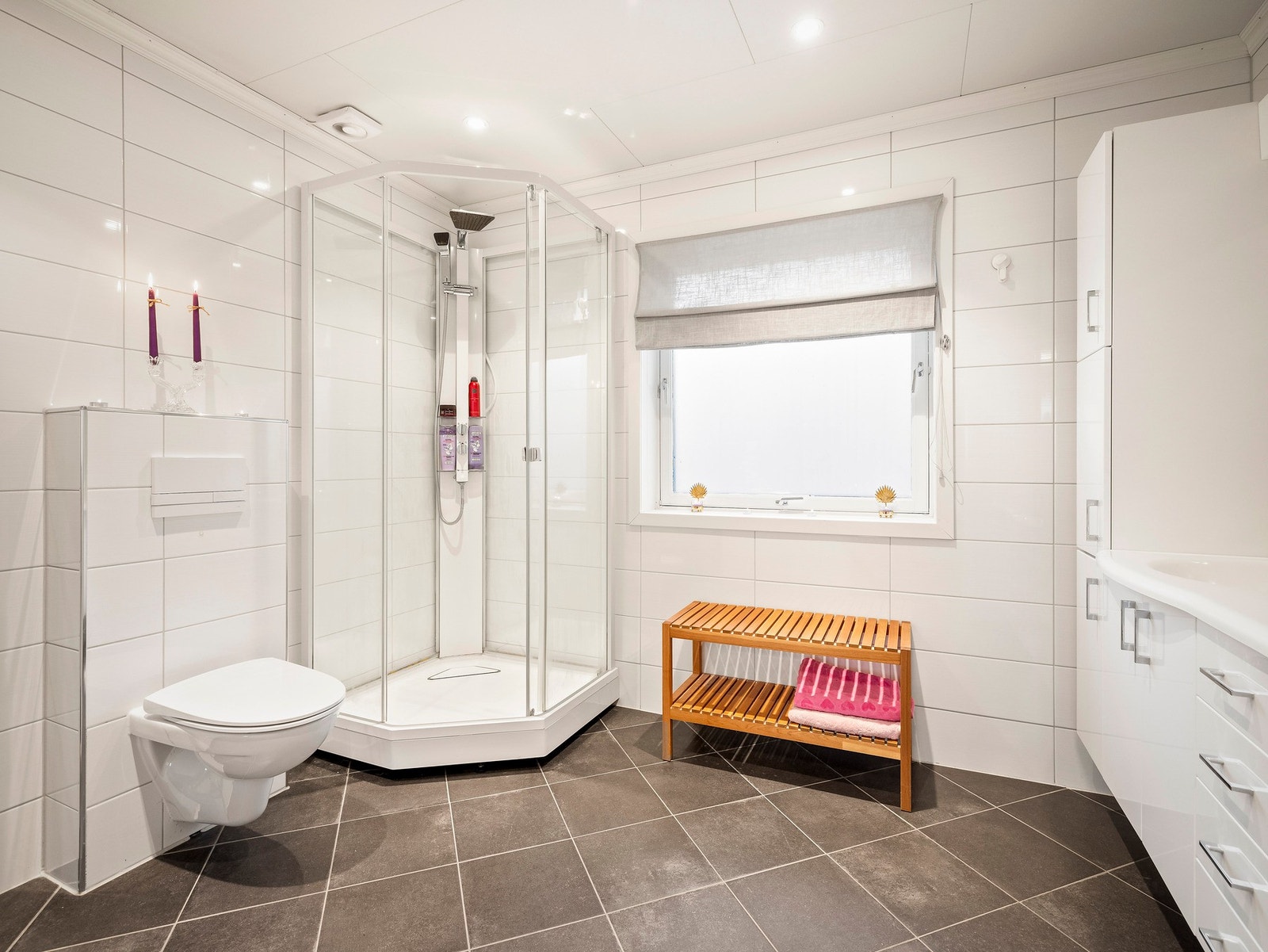 Tidsriktig og flott baderom oppusset i 2015. Galleribilde