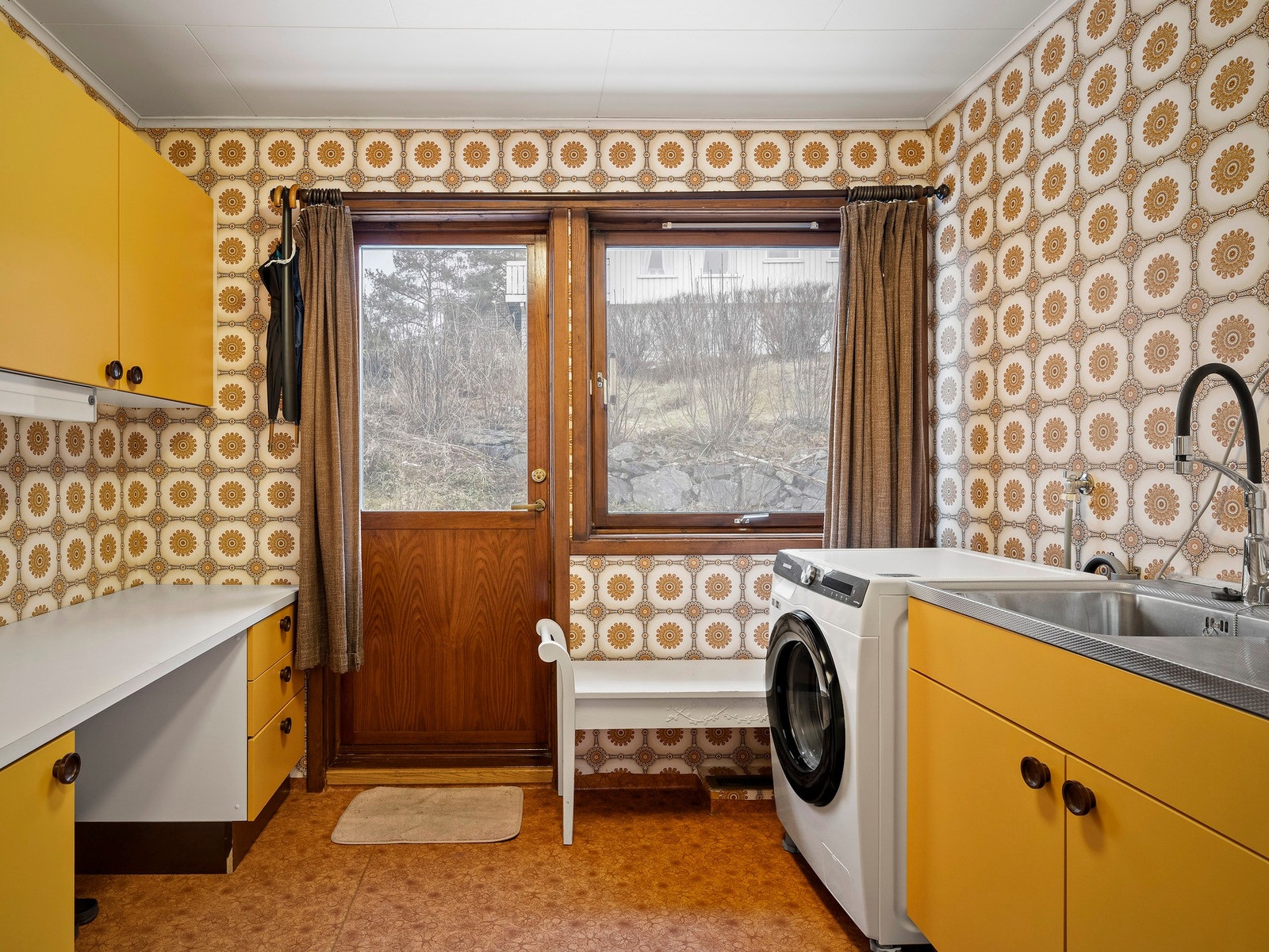 Vaskerom med inngangsdør. Galleribilde