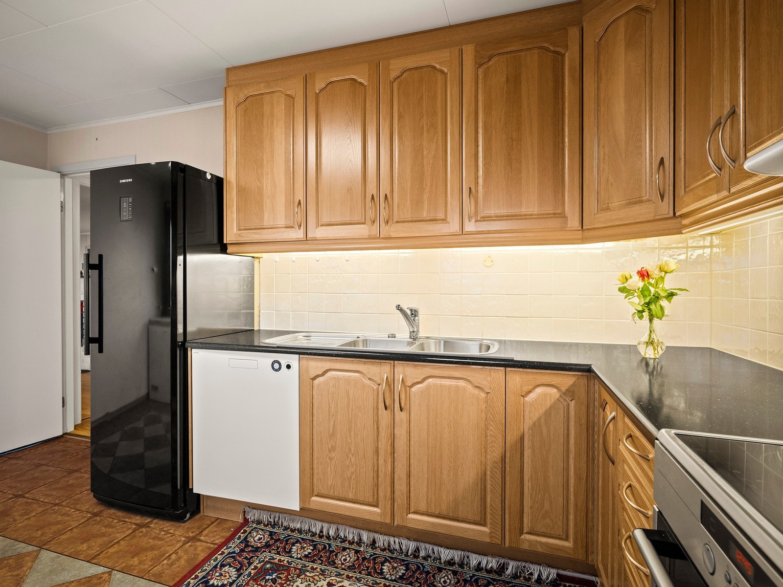 Praktisk kjøkken på eget rom med god plass til frokostbord. Galleribilde