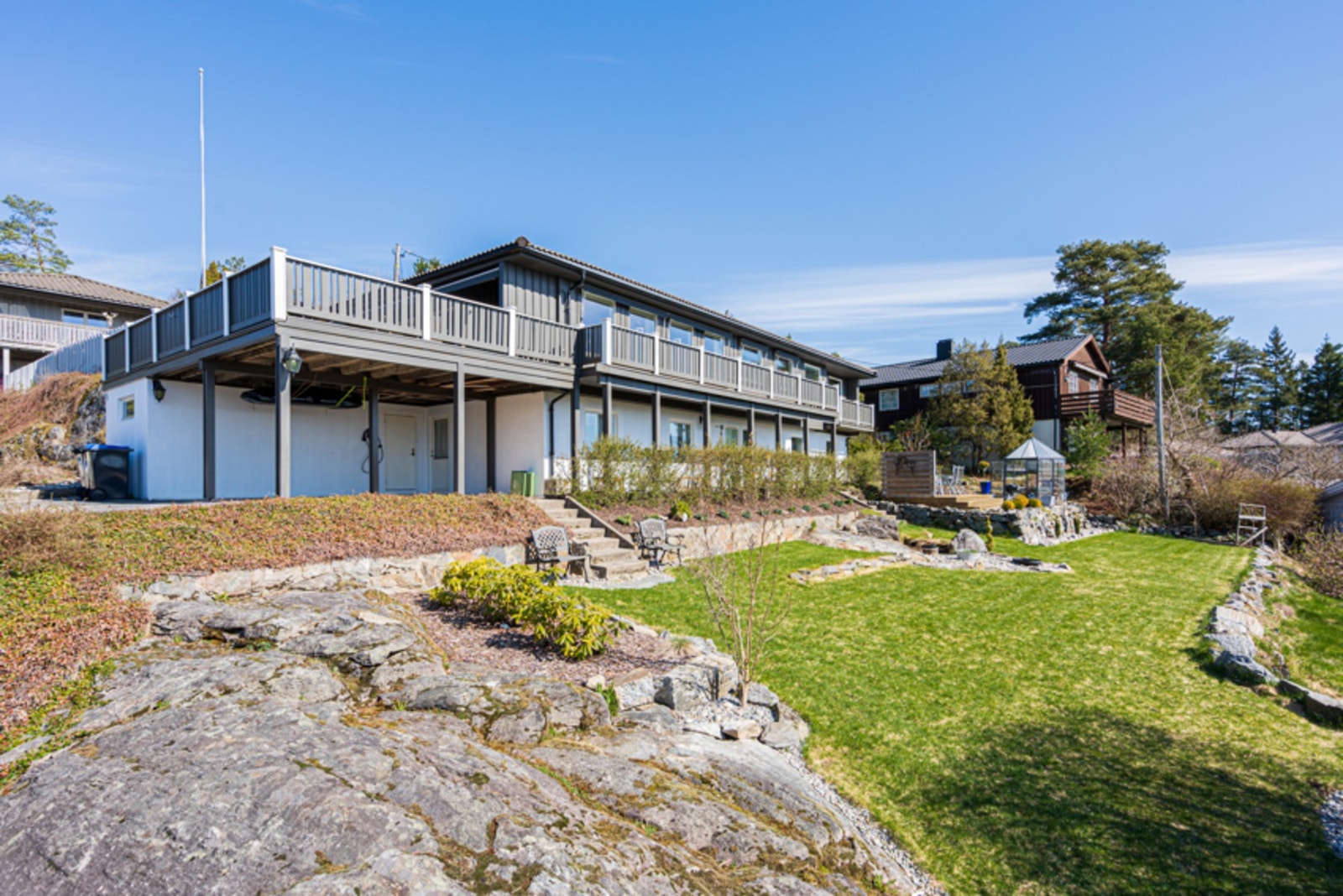 Eiendommen har flere solrike terrasser, balkonger og uteplasser. Galleribilde